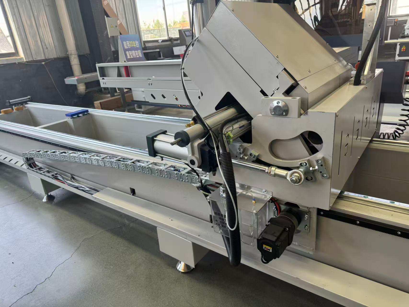 550 CNC välise pöördega täppissaag, 45°/90