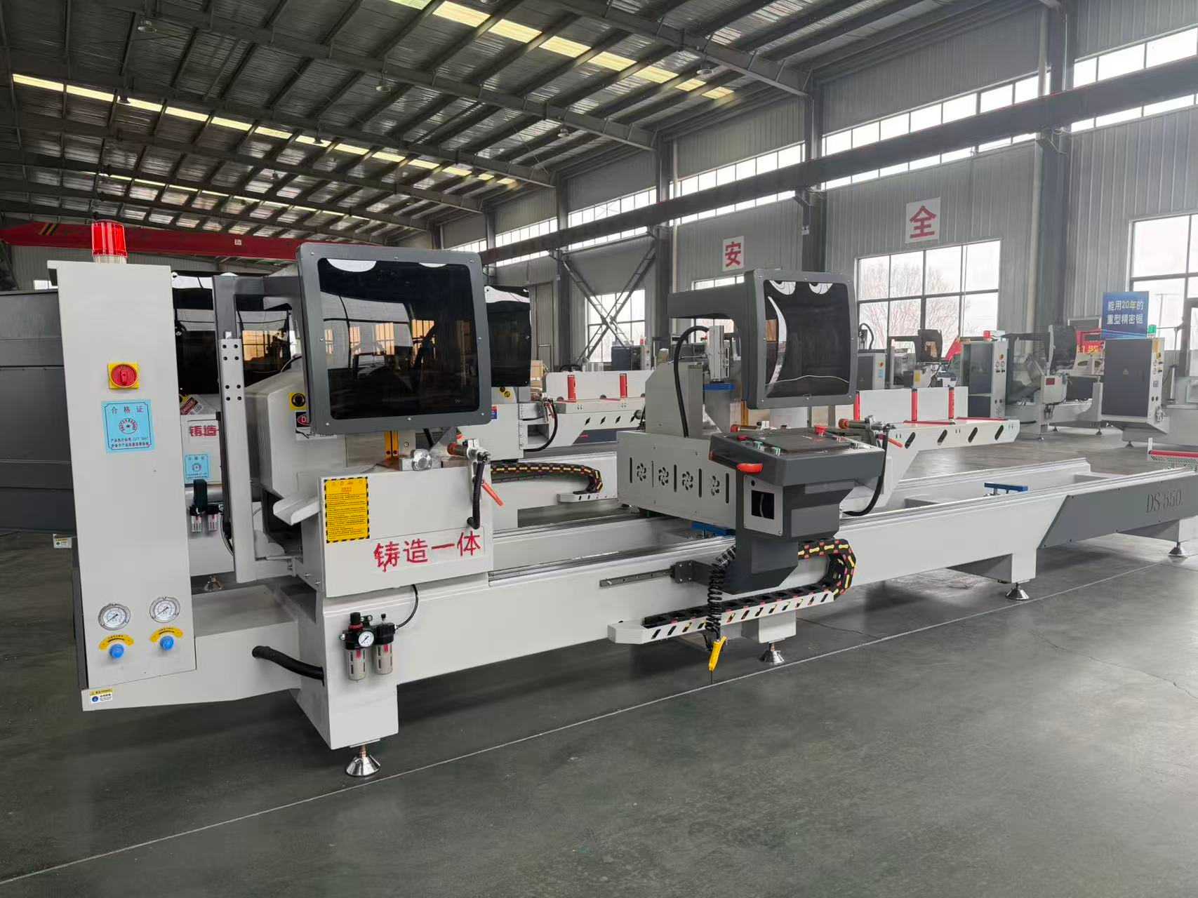 550 CNC sisemine 45-kraadine ja 90-kraadine täppissaag