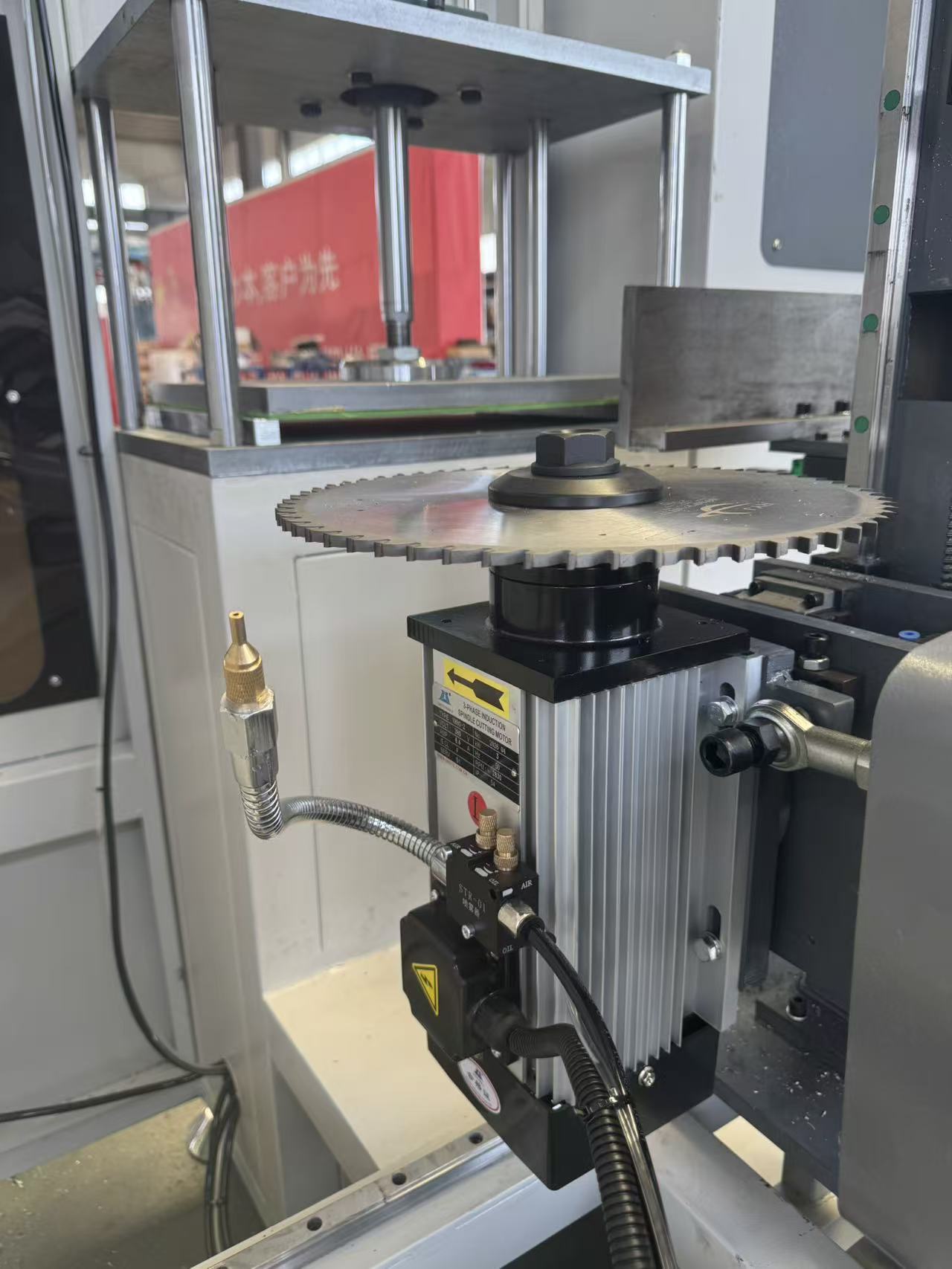 Mitme nurgaga 3+2 teljega CNC otsafrees ebaregulaarsete alumiiniumprofiilide jaoks