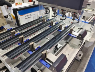 Täppis 4-pealine CNC-alumiiniumist kardinaseina puurmasin